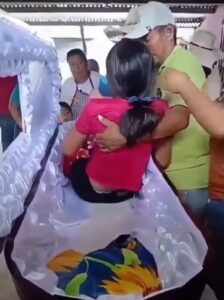 VIDEO: Sho¢king as Teenager Declared Dead by Father Suddenly Wakes Up at Her Funeral Teenager Declared Dead